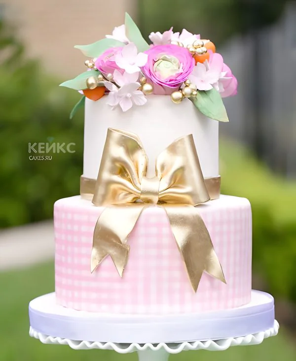 Торт оригинальный с золотым бантом и цветами Торт оригинальный с золотым бантом и цветами Фото