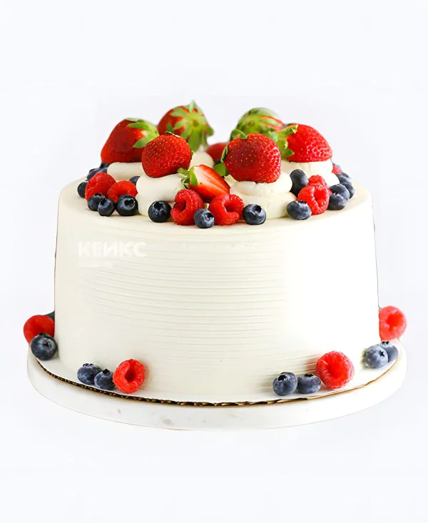 Торт со свежей клубникой и сливками Фото