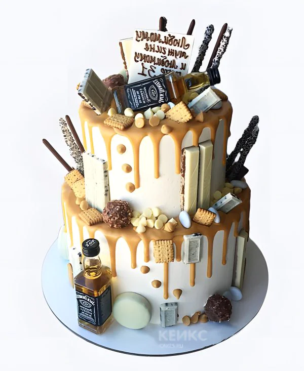 Светлый торт с макарунс и бутылочками Светлый торт с макарунс и бутылочками Фото