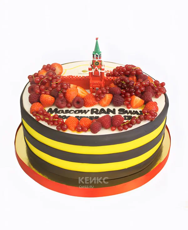Торт с логотипом Кремля и ягодным ассорти Фото
