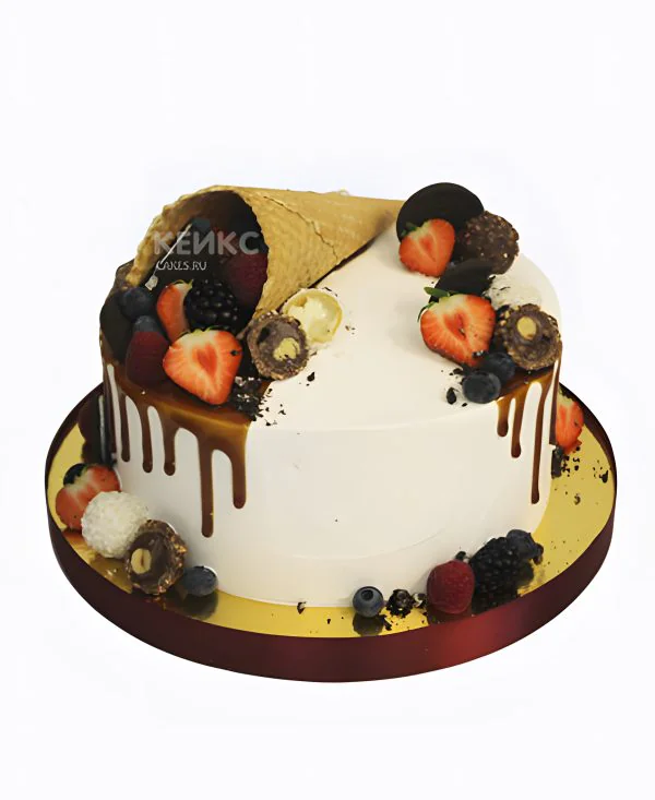 Торт с рожком и ягодами Фото