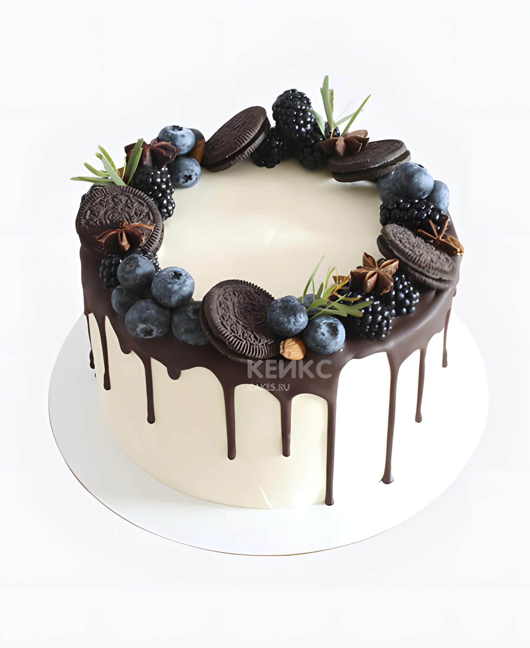 Недорогой торт с подтеками и ягодами Фото