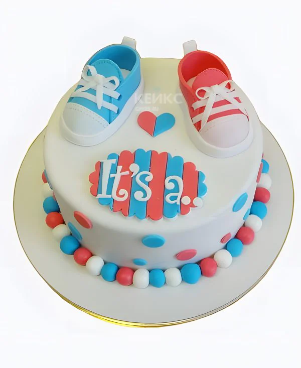 Яркий торт с кедами и сердечком Яркий торт с кедами и сердечком Фото