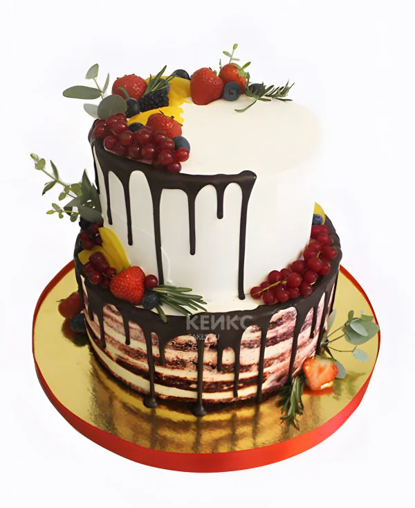 Торт со свежими ягодами и шоколадными подтеками Фото