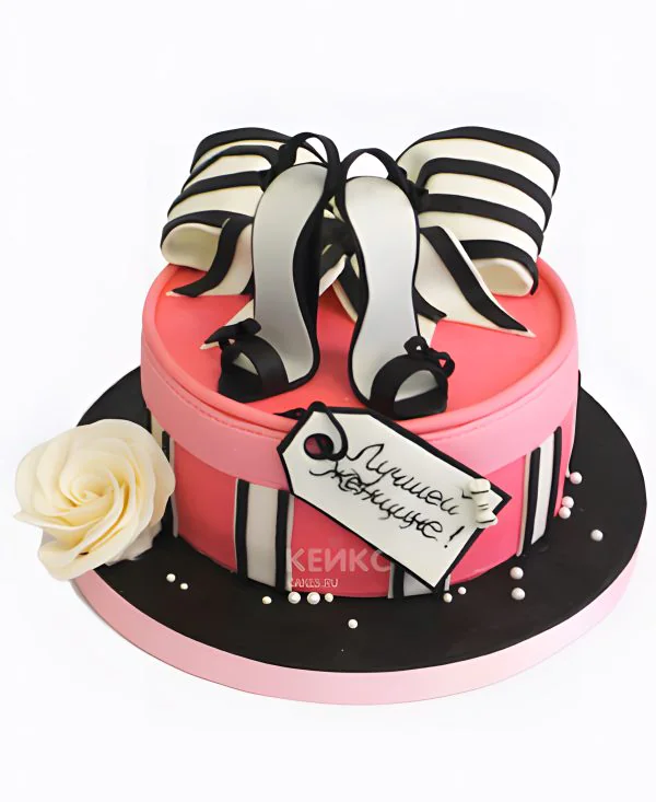 Торт в виде розовой коробки с босоножками Торт в виде розовой коробки с босоножками Фото