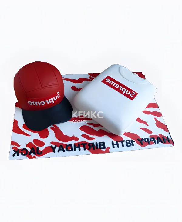 Торт в виде сложной футболки и кепки Фото