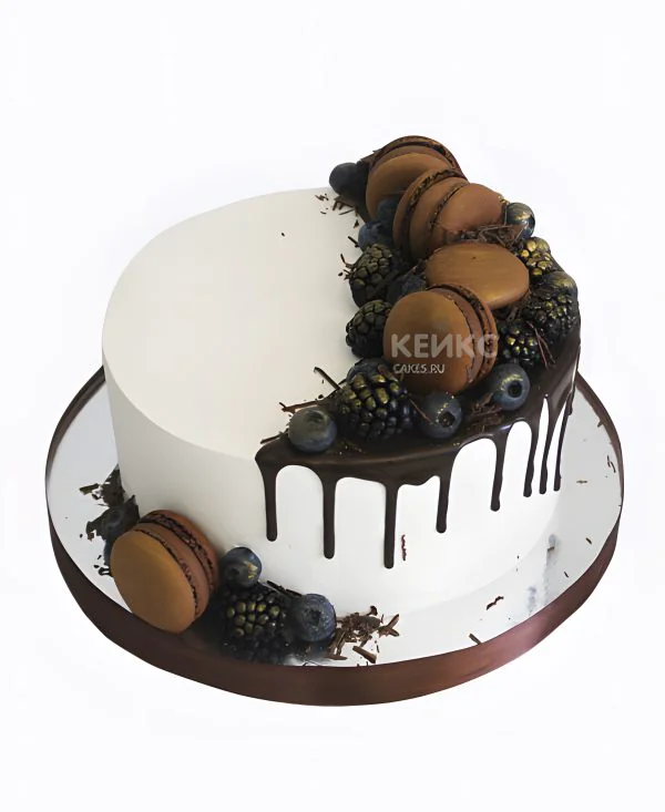 Торт ягодный с макарунами в виде полумесяца Торт ягодный с макарунами в виде полумесяца Фото