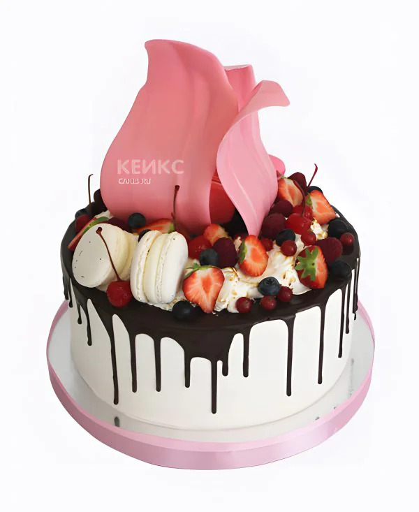 Торт ягодный с макарунами и шоколадными подтеками Фото