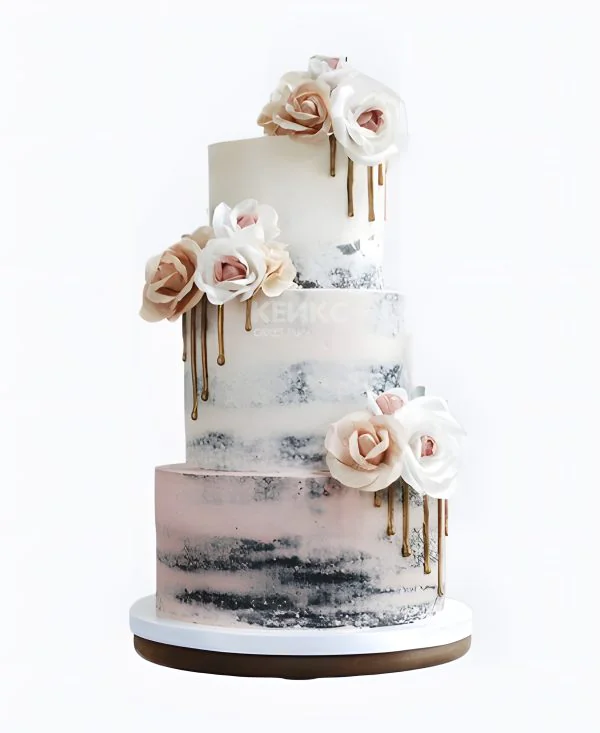 Трехъярусный свадебный торт с цветами Фото
