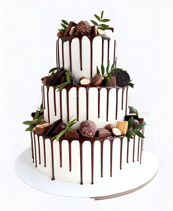 свадебный торт трехъярусный со сладостями Фото