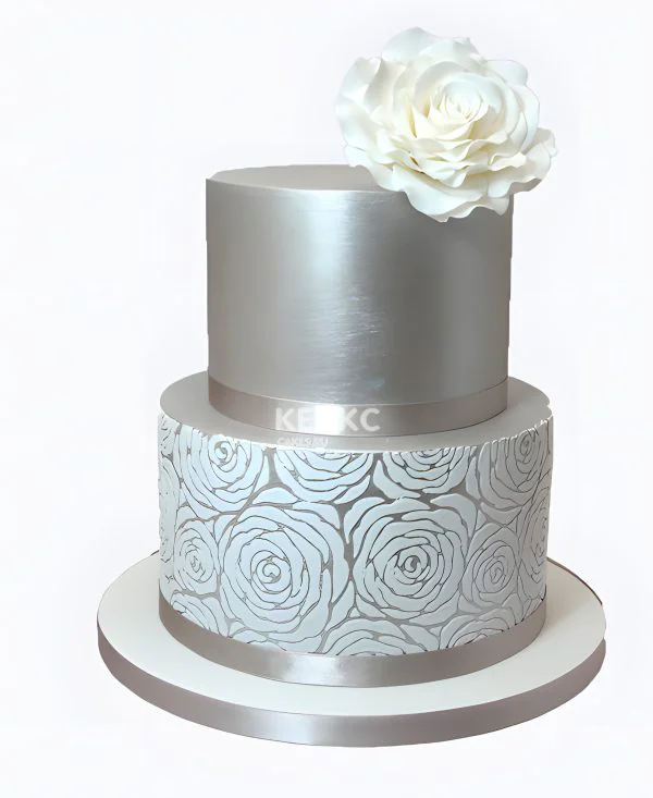 Эффектный торт в серебряном цвете Эффектный торт в серебряном цвете Фото