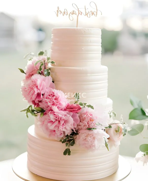 Торт с надписью и розовыми пионами Фото