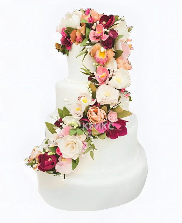 Красивый белый торт усыпанный цветами Фото
