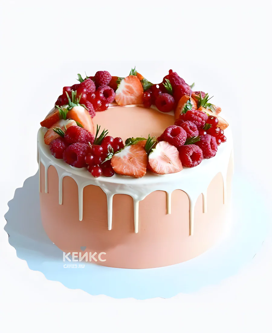 Нежный торт с малиной и клубникой Нежный торт с малиной и клубникой Фото