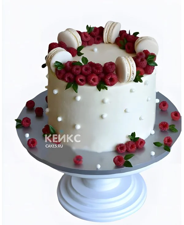 Очаровательный торт с малиной и макарон Фото