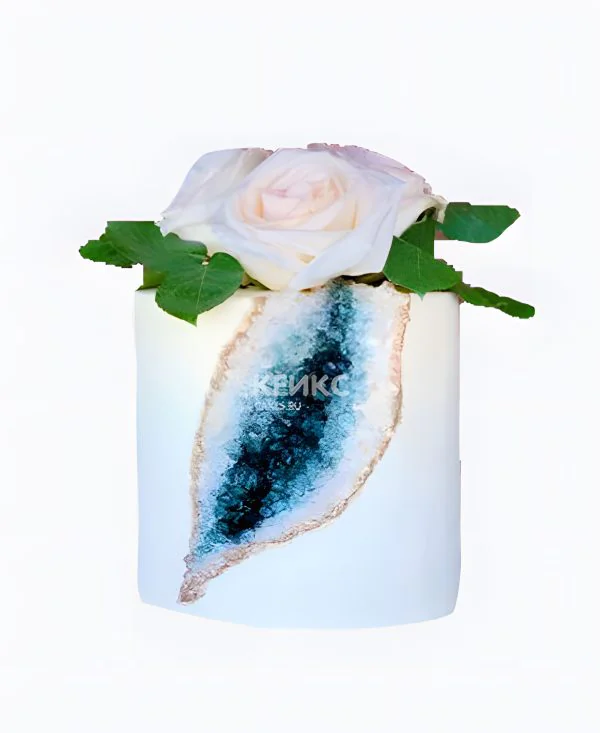 Торт с красивой большой розой и листиками Фото