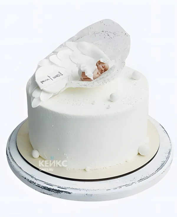 Белоснежный торт на выписку с ангелом Фото