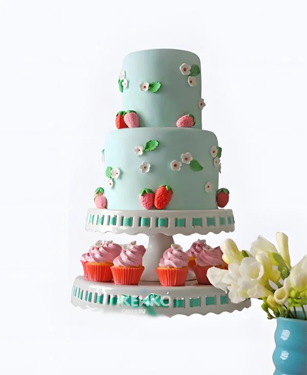 Бирюзовый торт на 3 года девочке с клубникой и капкейками Фото
