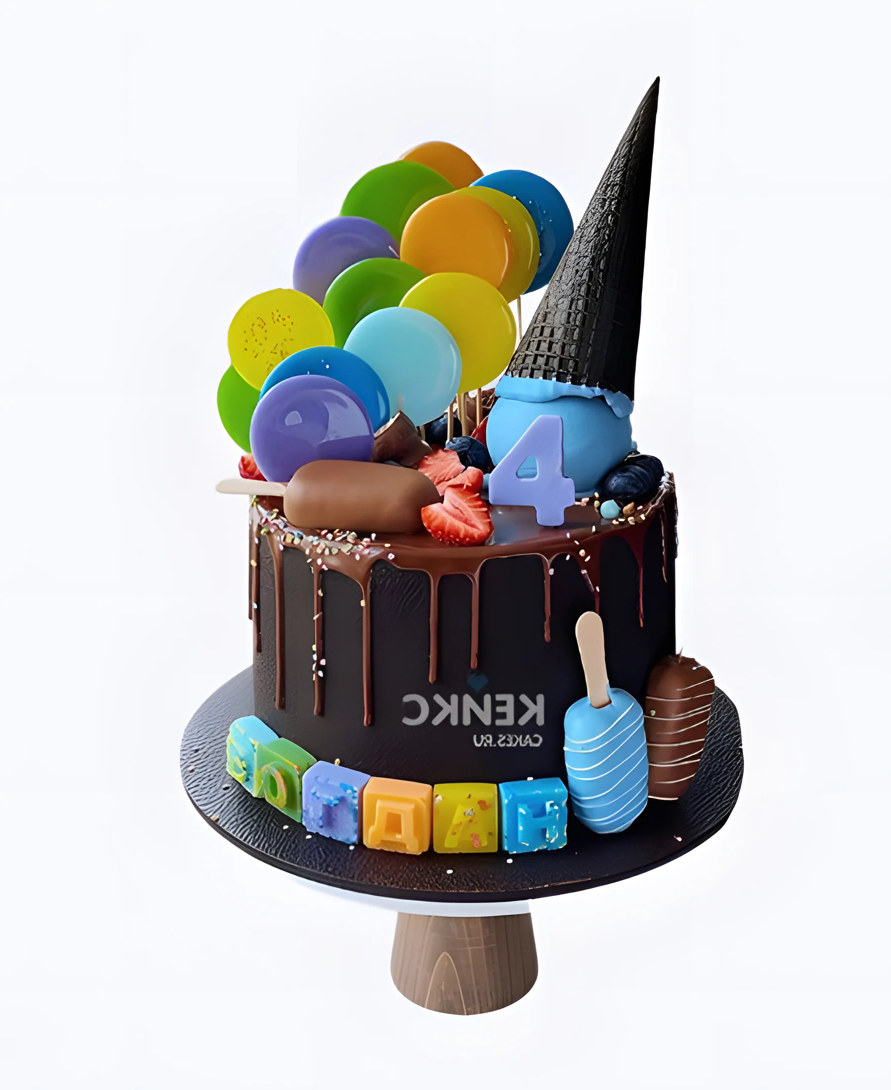 Черный торт на 4 года со сладостями и ягодами Фото