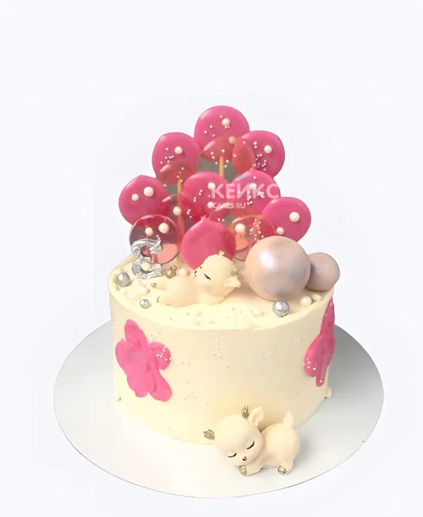 Чудесный торт на 3 года девочке с олененком и леденцами Фото