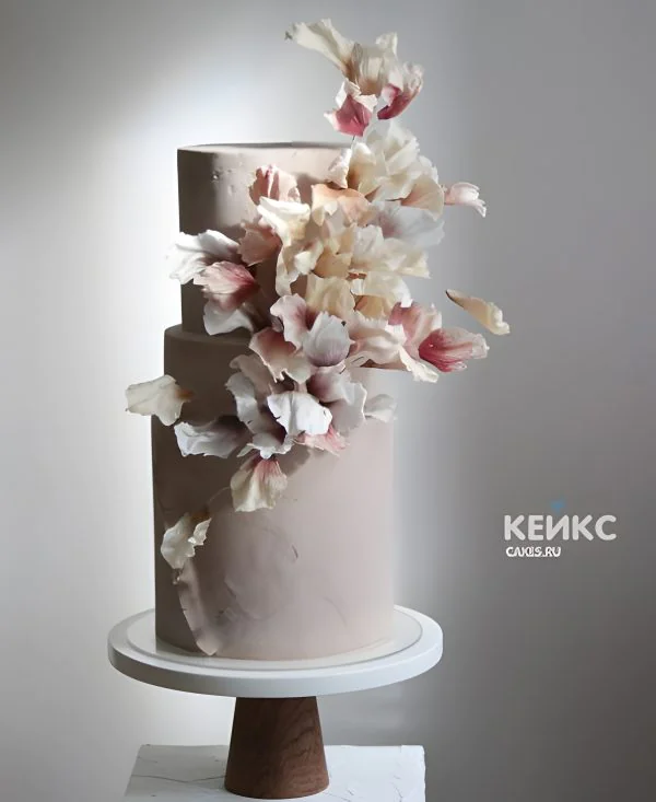 Двухъярусный эстетичный торт с сахарными цветами Фото