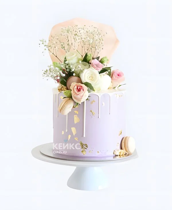 Эффектный торт на 70 лет с цветами и макарунс Фото