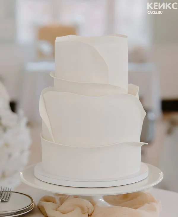 Эстетичный торт с белыми волнами Эстетичный торт с белыми волнами Фото