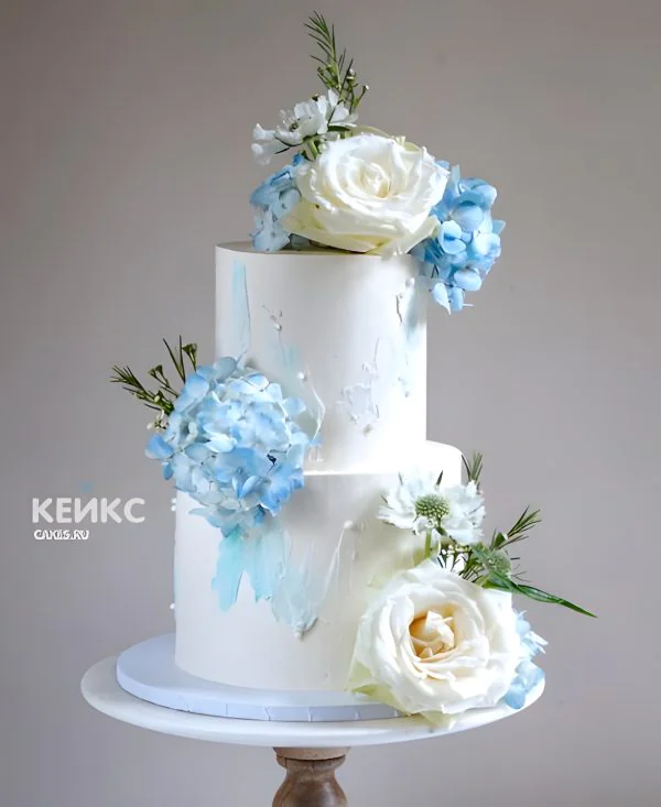 Эстетичный торт с розами и голубыми гортензиями Фото