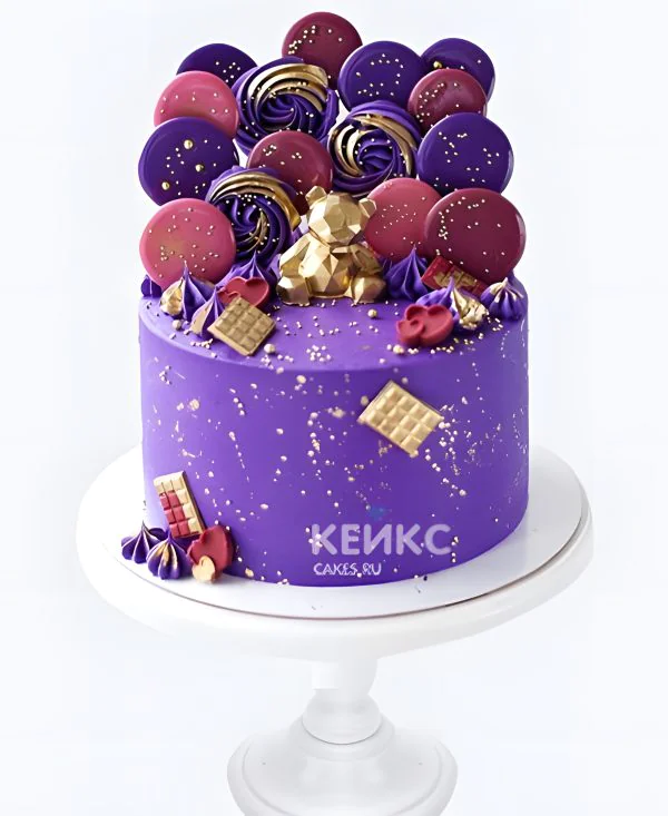 Фиолетовый торт с леденцами и медвежонком Фиолетовый торт с леденцами и медвежонком Фото
