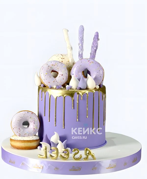 Лавандовый торт с подтеками и пончиками Фото