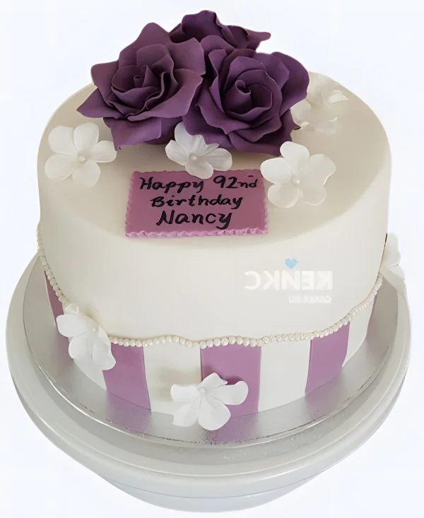 Фиолетовый торт с цветами из мастики Фиолетовый торт с цветами из мастики Фото