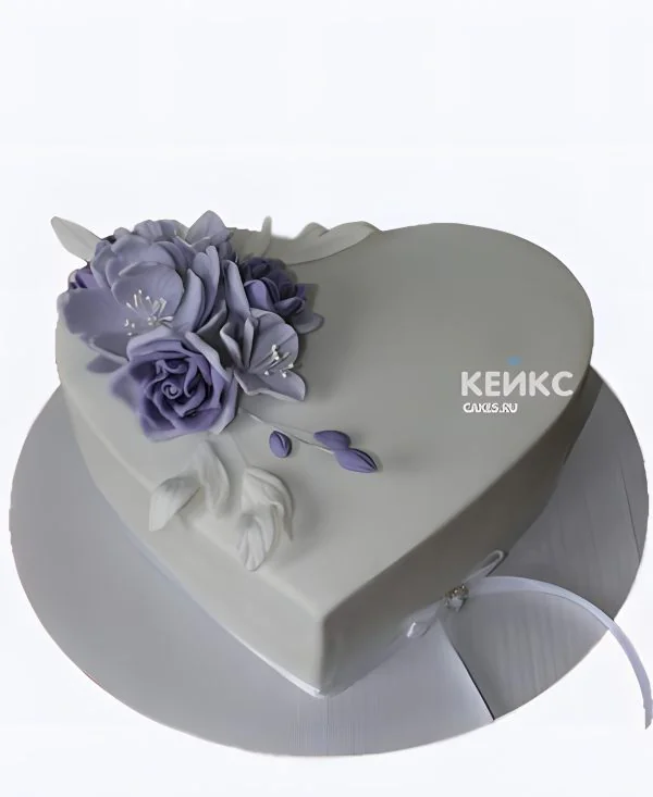Готический свадебный торт в виде сердца с фиолетовыми розами Готический свадебный торт в виде сердца с фиолетовыми розами Фото
