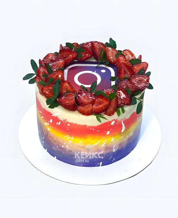 Яркий торт с клубникой и логотипом инстаграм Фото