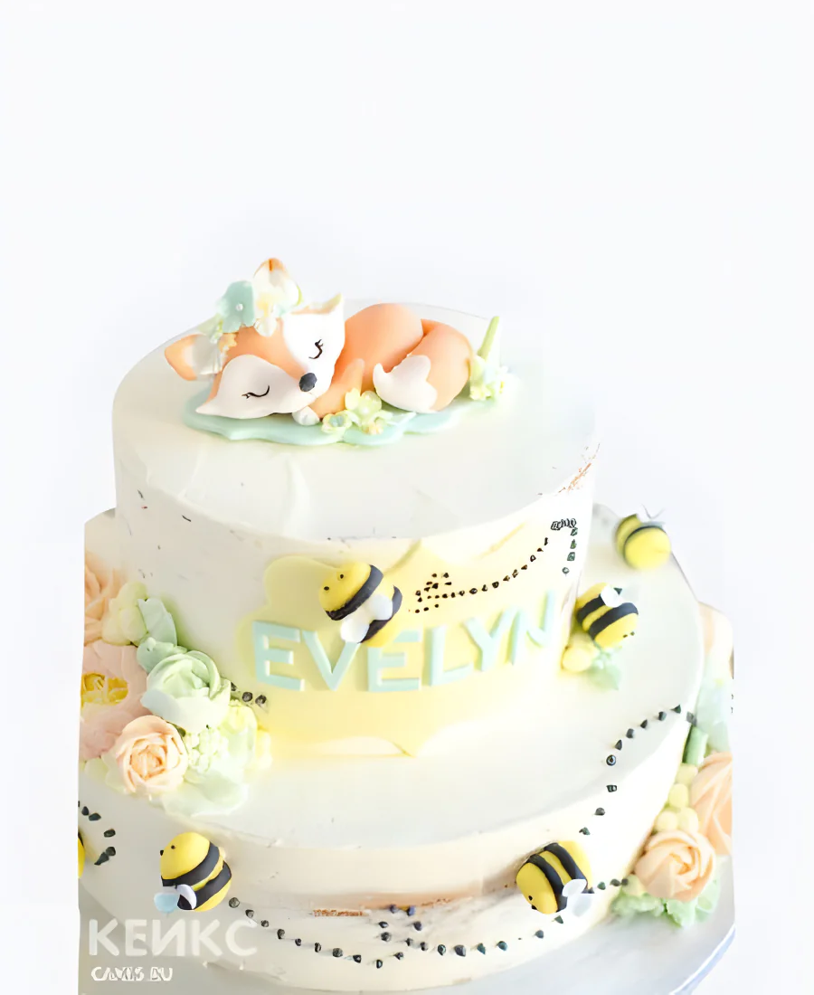 Красивый торт на годик девочке с фигуркой лисы Фото