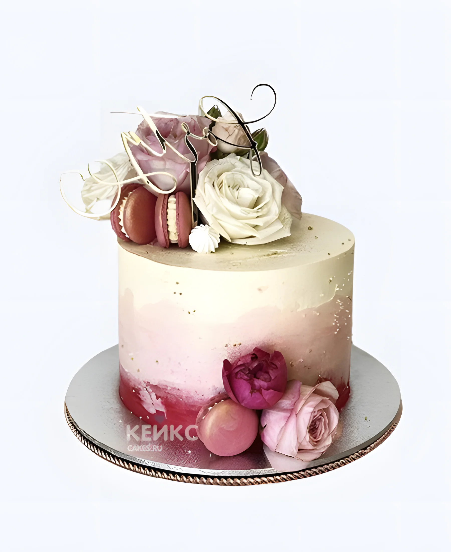 Кремовый торт с цветами и макарунс на 70 лет Фото