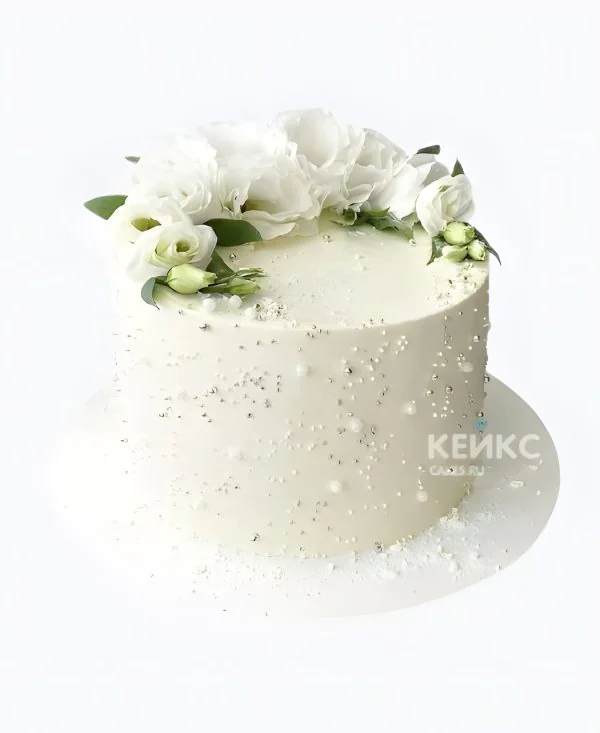 Легкий торт женщине на юбилей 30 лет с белыми розами и бусинами Фото