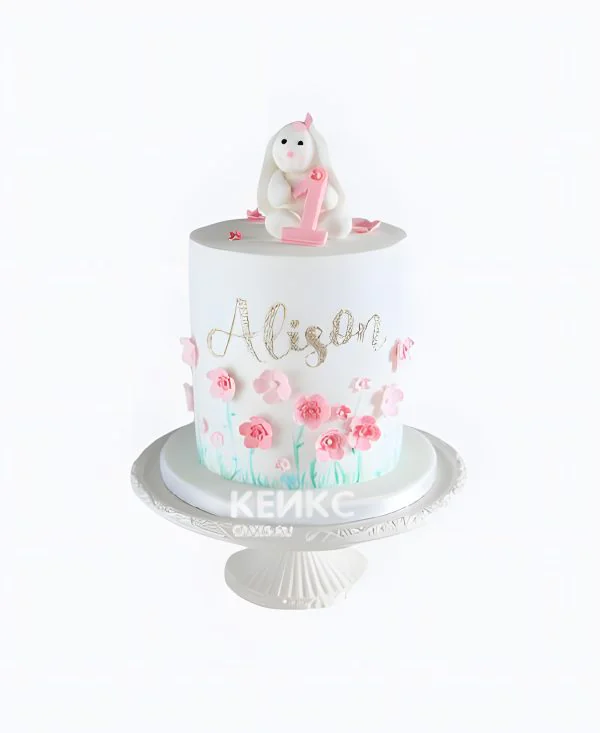 Мастичный торт девочке на годик с цветами и фигуркой Фото