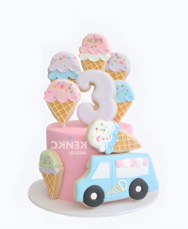 Миленький торт девочке на 3 года с рожком мороженного и цифрой Фото