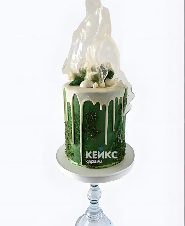 Необычный торт в изумрудном цвете с белыми подтеками Необычный торт в изумрудном цвете с белыми подтеками Фото