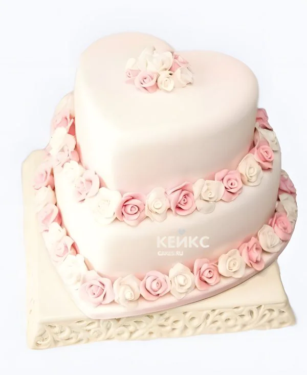 Нежный свадебный торт в виде сердца с розами из мастики Нежный свадебный торт в виде сердца с розами из мастики Фото