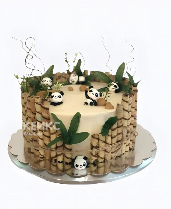 Нежный торт из мастики с пандами Фото