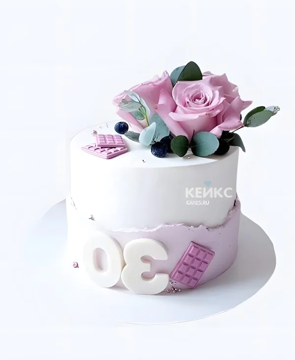 Нежный торт женщине на 30 лет с розовыми розами и голубикой Фото