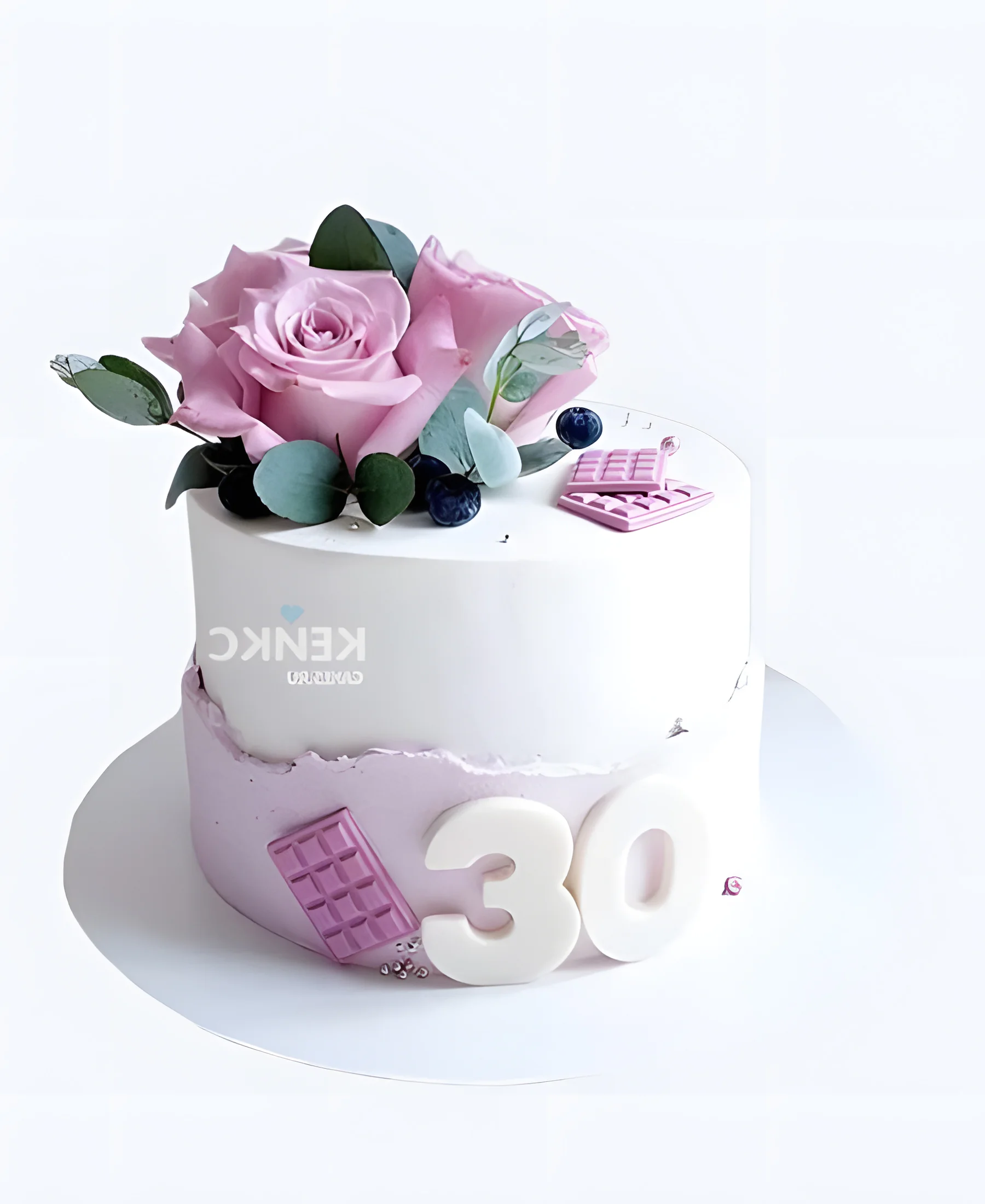 Нежный торт женщине на 30 лет с розовыми розами и голубикой Фото