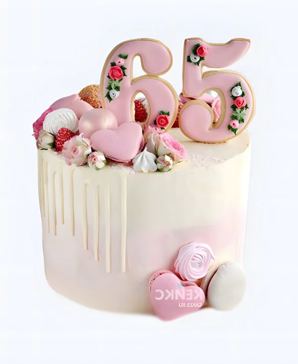 Нежный торт женщине на 65 лет с клубникой и цифрой Фото