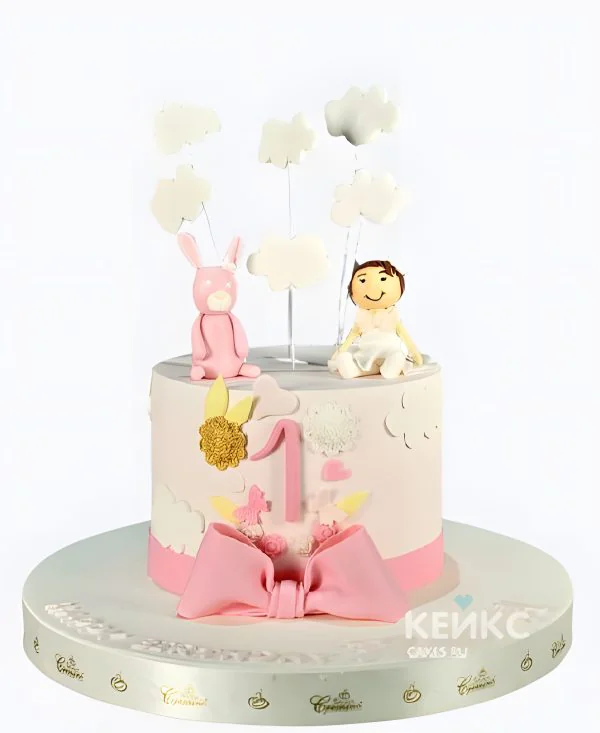 Прикольный розовый торт девочке на один годик с фигурками Фото