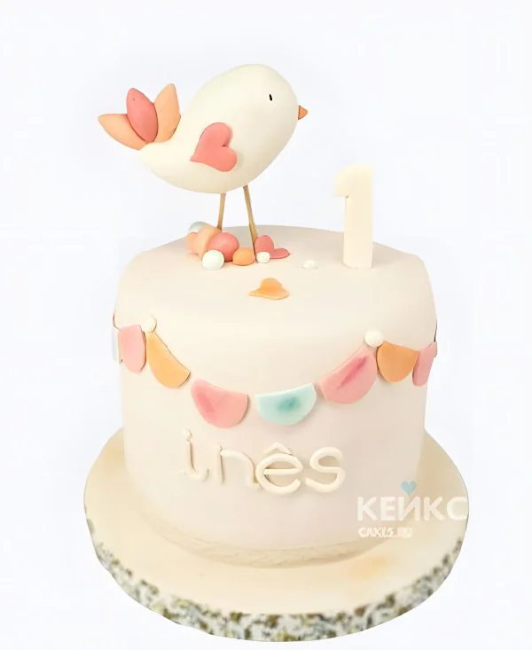 Привлекательный торт девочке на один годик с фигуркой птички Привлекательный торт девочке на один годик с фигуркой птички Фото