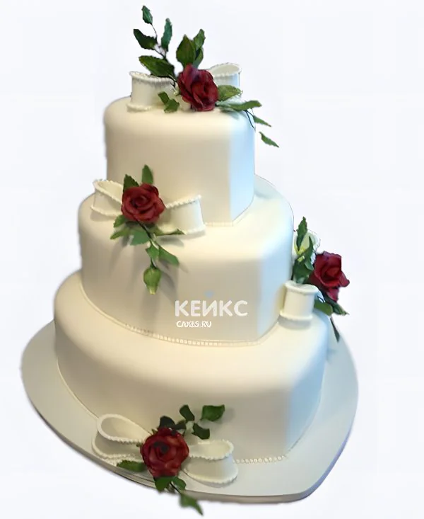 Шикарный белый свадебный торт в виде сердца с красными розами Шикарный белый свадебный торт в виде сердца с красными розами Фото