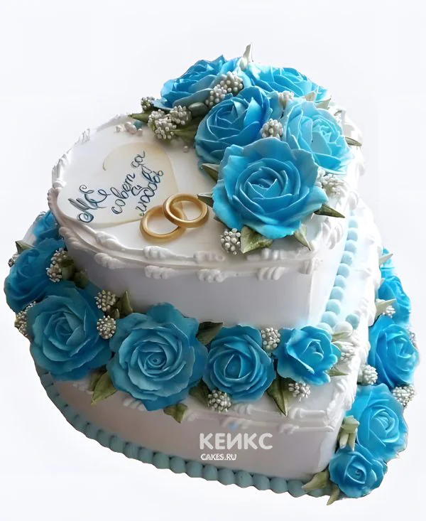 Свадебный торт в виде сердца с голубыми розами и кольцами Свадебный торт в виде сердца с голубыми розами и кольцами Фото