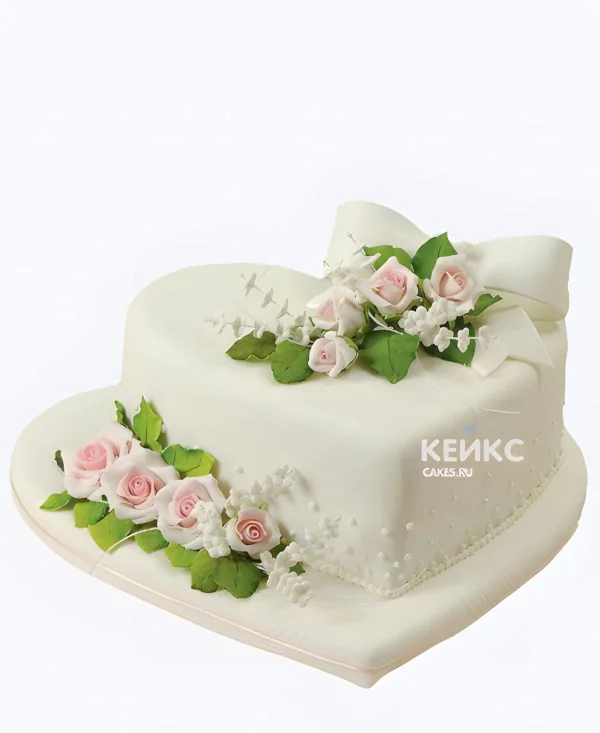 Свадебный торт в виде сердца с кустовыми розами и бантом Фото