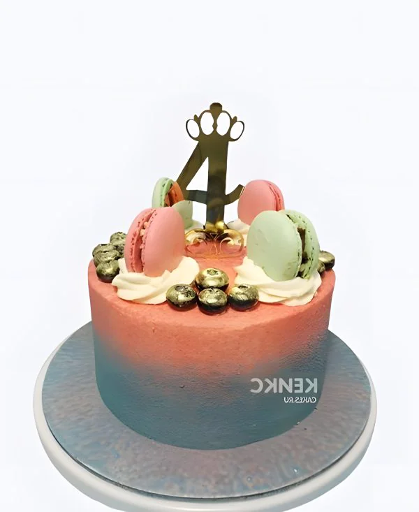 Торт на 4 года с макарунс и голубикой в золотое Фото